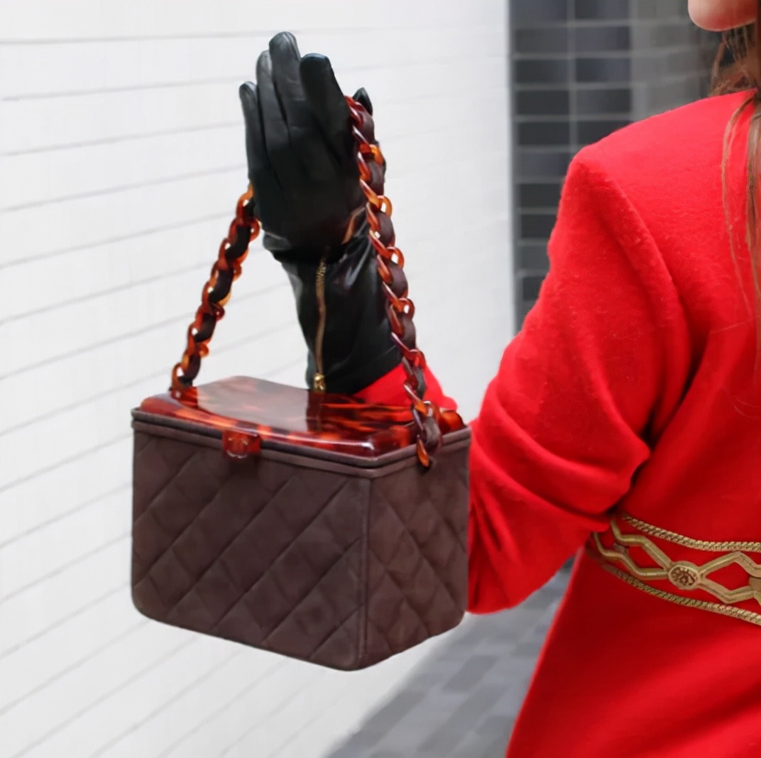 看完了Chanel富贵儿玳瑁，我默默放下了手中的皮质金链...