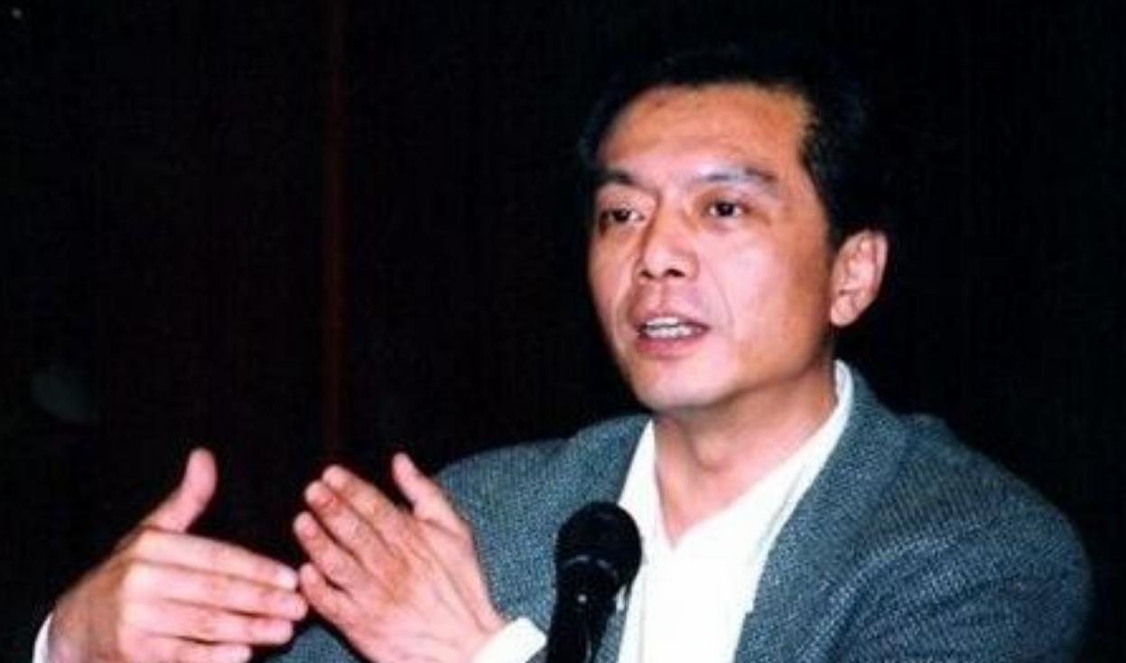 薛飞：34岁辞职央视，出国摆地摊，43岁回国教书，儿子是他的骄傲