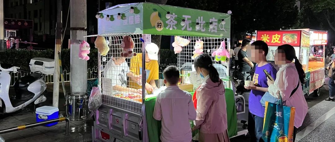 摆摊卖奶茶爆火产品,摆摊卖奶茶真的能赚钱吗