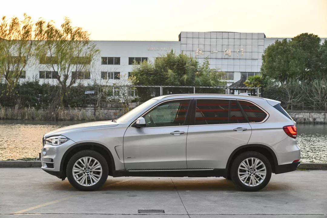 二手宝马x5黑武士顶配14款价格,银灰色二手柴油版宝马x5