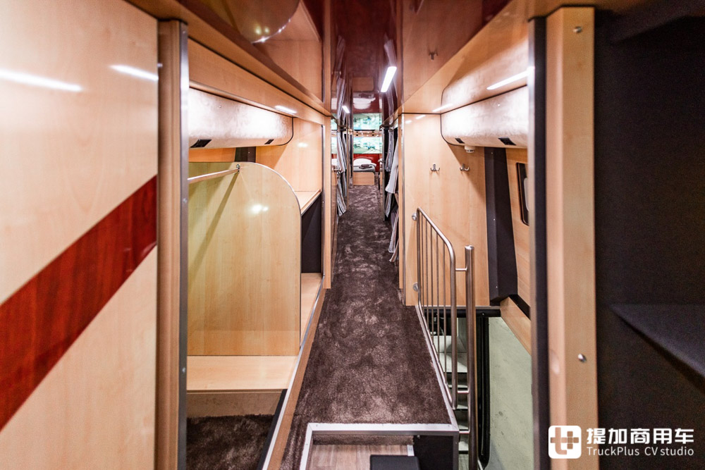 双层巴士房车改装图,可升顶的双层巴士房车