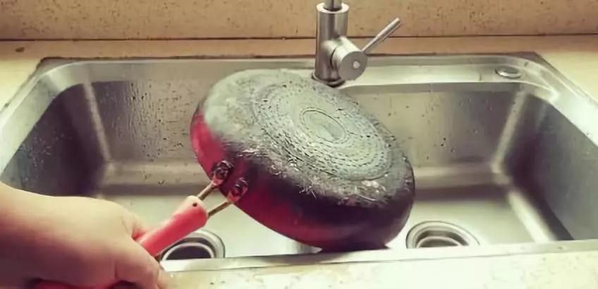 家里的炒菜锅铁锅锅底脏了怎么办,炒菜锅锅底又黑又脏妙招