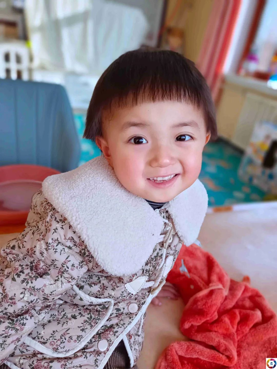 孩子得知爷爷去世崩溃哭泣,女孩得知姥爷去世后大哭