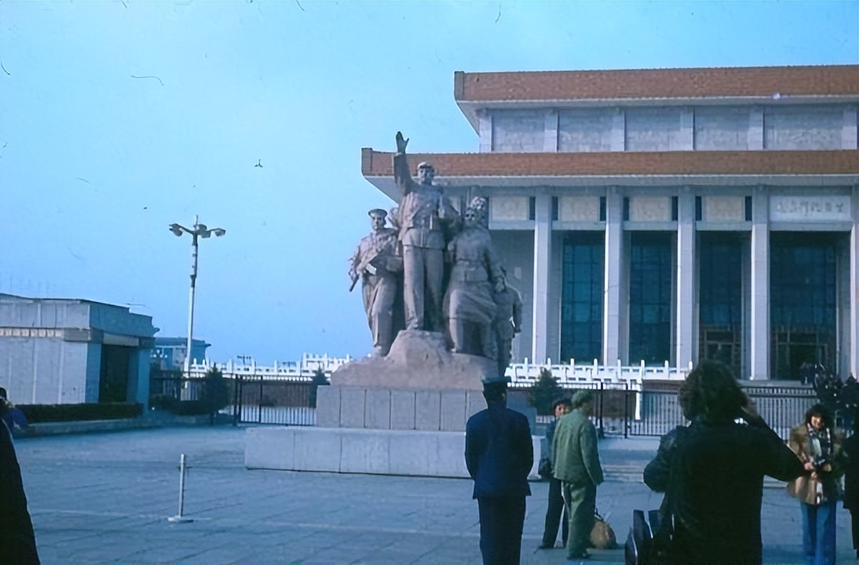 09年毛主席嫡孙替爷爷回浙江寻根，谁料看到族谱时，发现名人众多