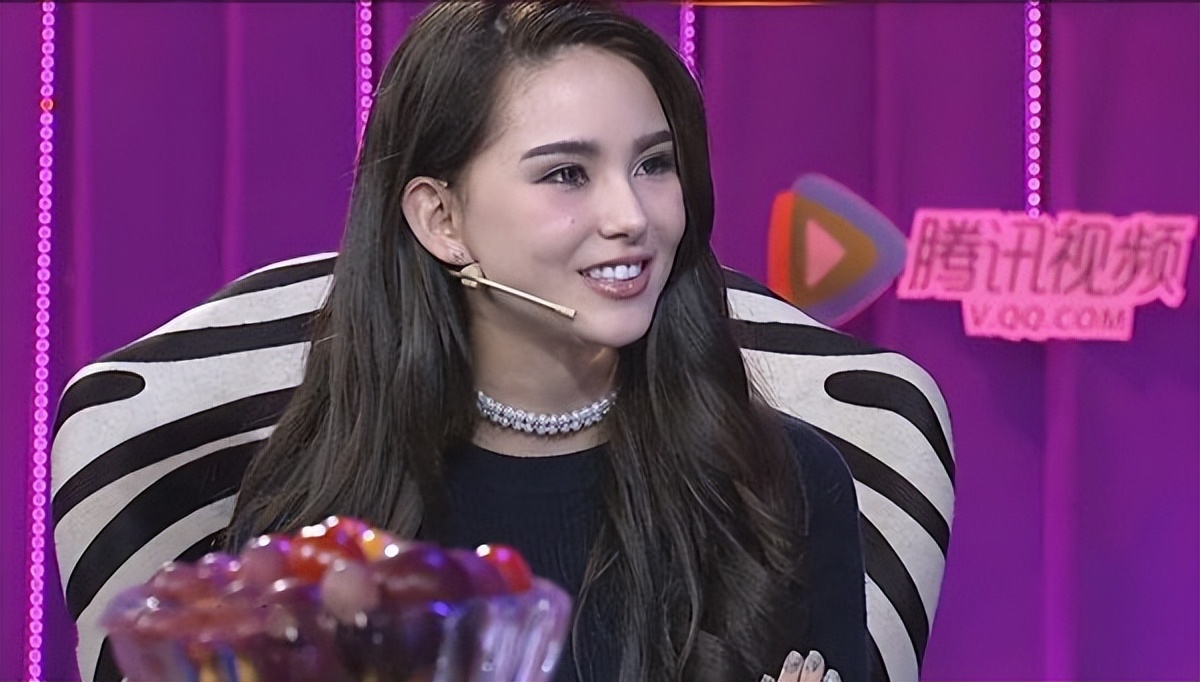 昆凌回应与侯佩岑撞彩虹图,昆凌暗讽侯佩岑