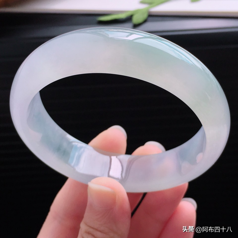 翡翠冰淡春彩,天然翡翠冰种飘绿如意