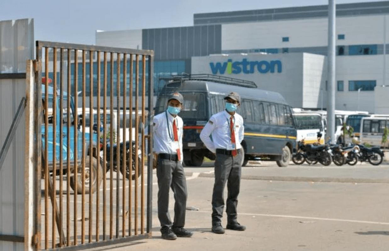 在美国，中国制造的衣服鞋子越来越少，电器家具却越来越多