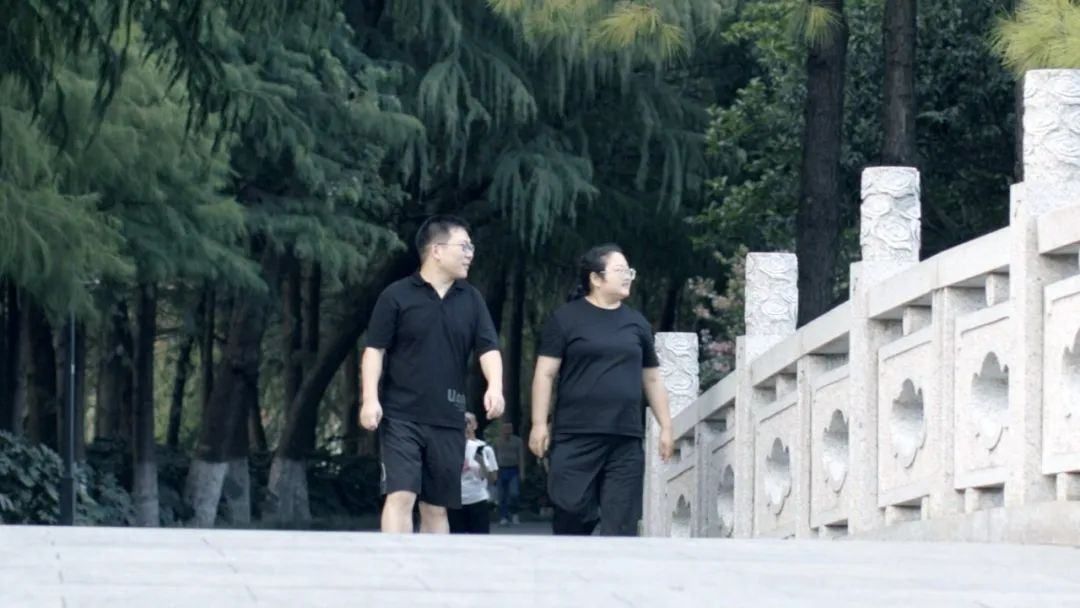 明星婚礼带火婚纱产业，创业夫妻借力电商卖火秀禾