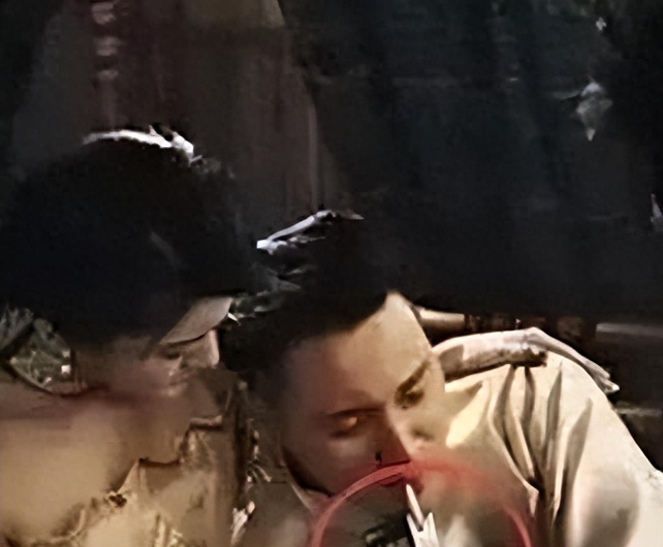 牛角胸罩，诱惑式舔刀尖，这些颠覆三观的镜头，看完让人一言难尽