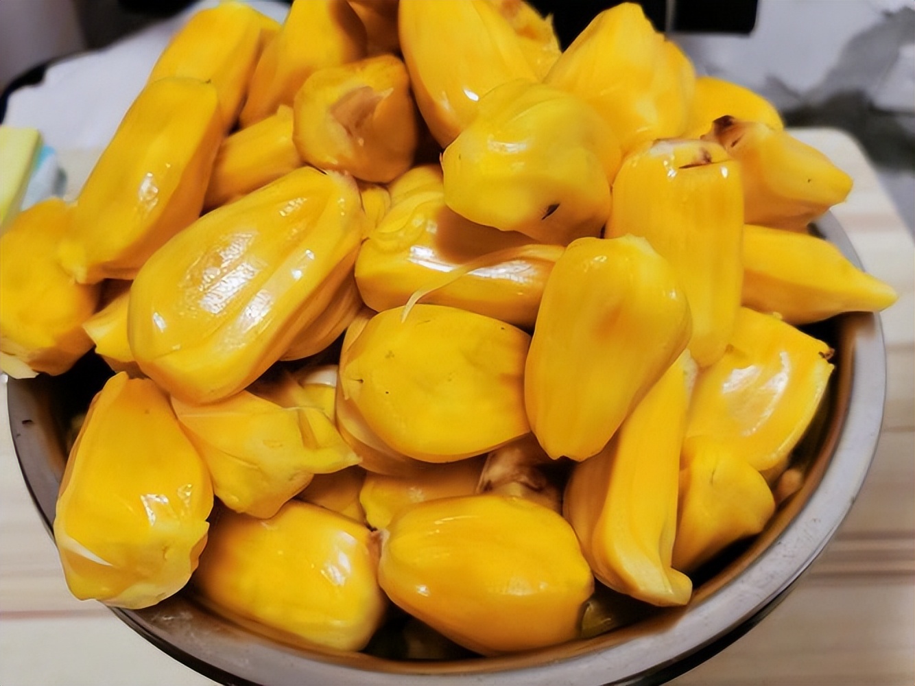 湿气重，身体三处会“变黄”？医生：少吃4果，或祛除湿气一身轻