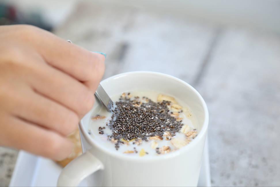 晚上喝牛奶的危害牙齿,白天喝牛奶还是晚上喝牛奶好