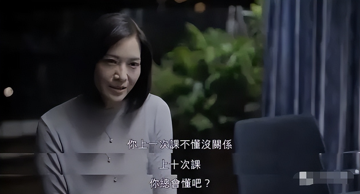 女儿跪求200元鞋,28岁女孩下跪求父亲完整视频