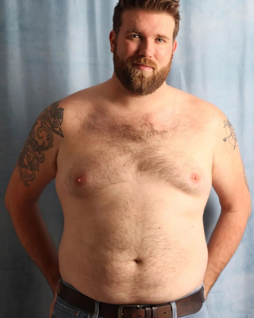 全球首席大码男模特为Rihanna内衣大秀走秀，展现傲人大肚腩