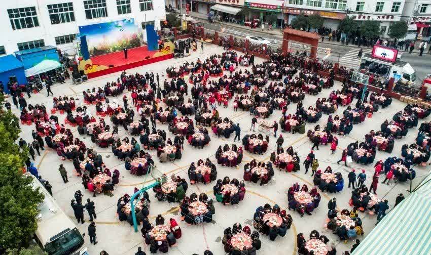 90后小伙带领全村人发家致富,男子创业成功回乡带500多人增收