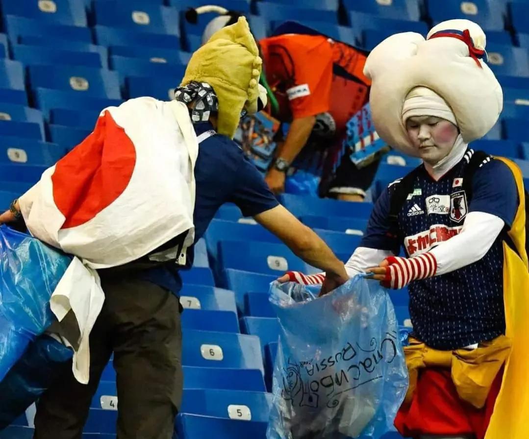 日本球迷输球后暴怒,世界杯日本球迷震撼催泪时刻