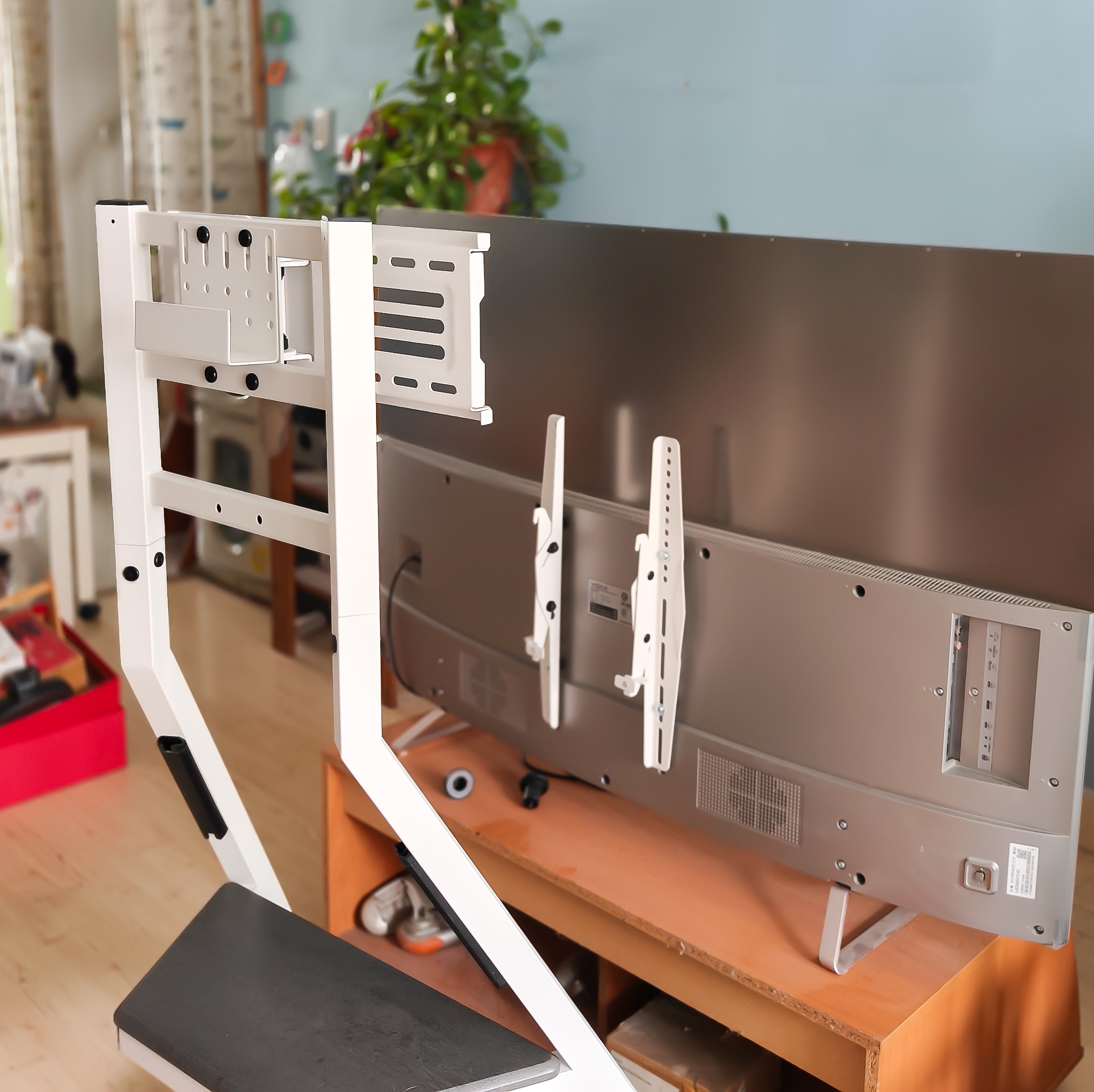 还在纠结电视用壁挂还是电视柜？有第三种方法！从此处处是C位