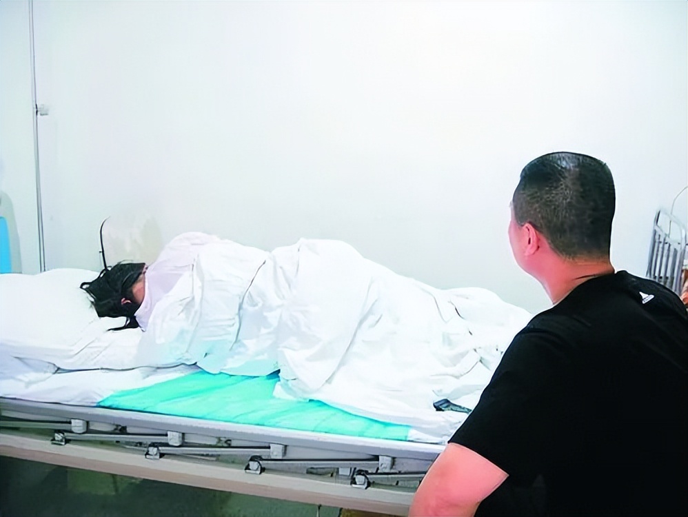 因嫌弃家属给的红包太少，助产士竟将产妇的肛门缝上？