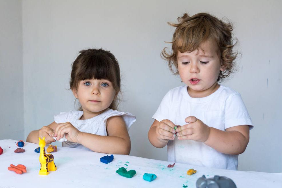 孩子爱玩手机咋办啊,孩子爱玩手机怎么办