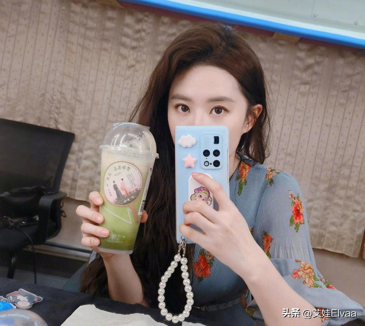 刘亦菲喝奶茶照片,刘亦菲穿碎花裙对镜自拍