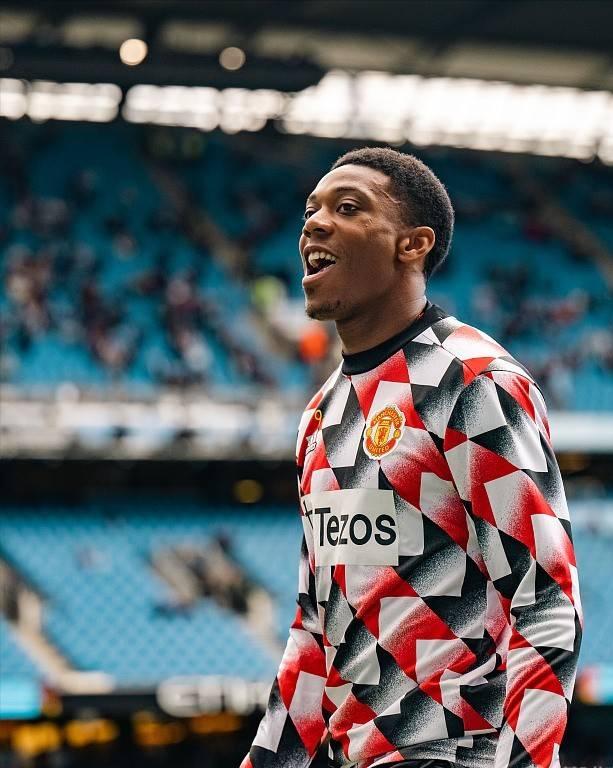 曼联2-1逆转曼城哈兰德被挡,曼联0比5惨败c罗赛后低头的照片