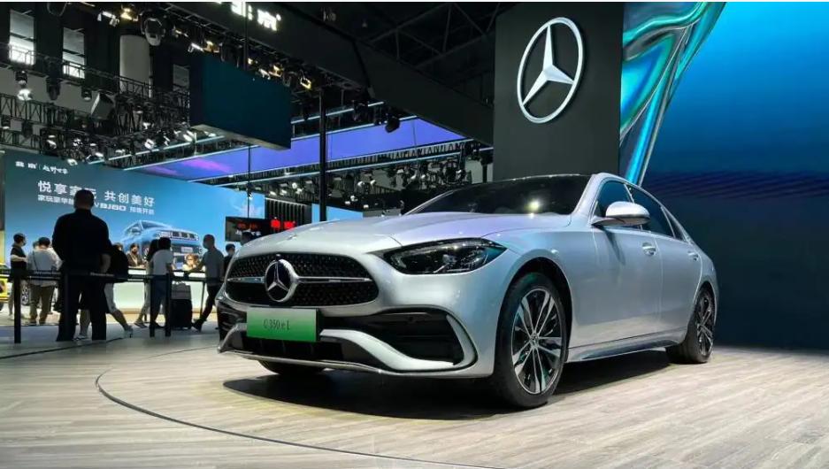 馈电油耗2.9l什么水平,百公里油耗17.6奔驰