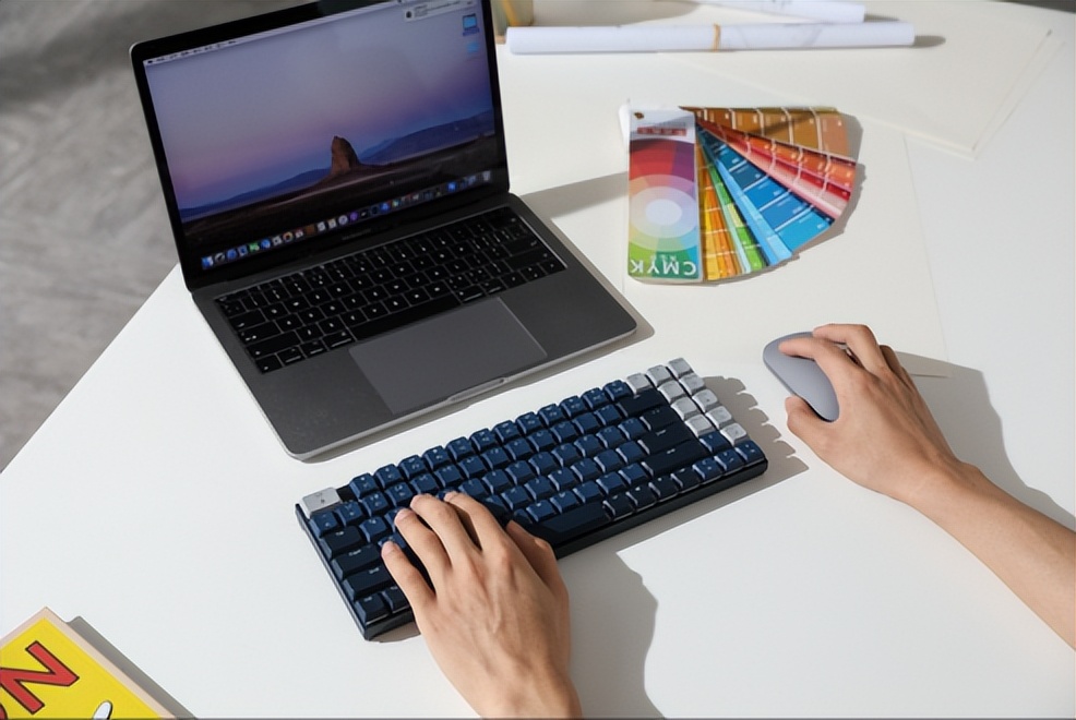 键盘上的字母不是按abcd排列,键盘左右变成abcd怎么调回来