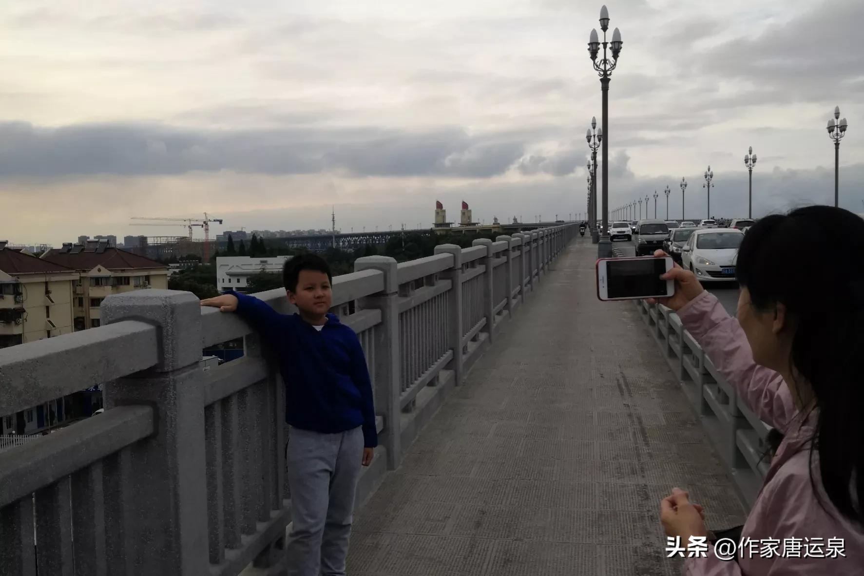 一桥飞架南北天堑变通途是哪一桥,一桥飞架南北天堑变通途是谁的诗