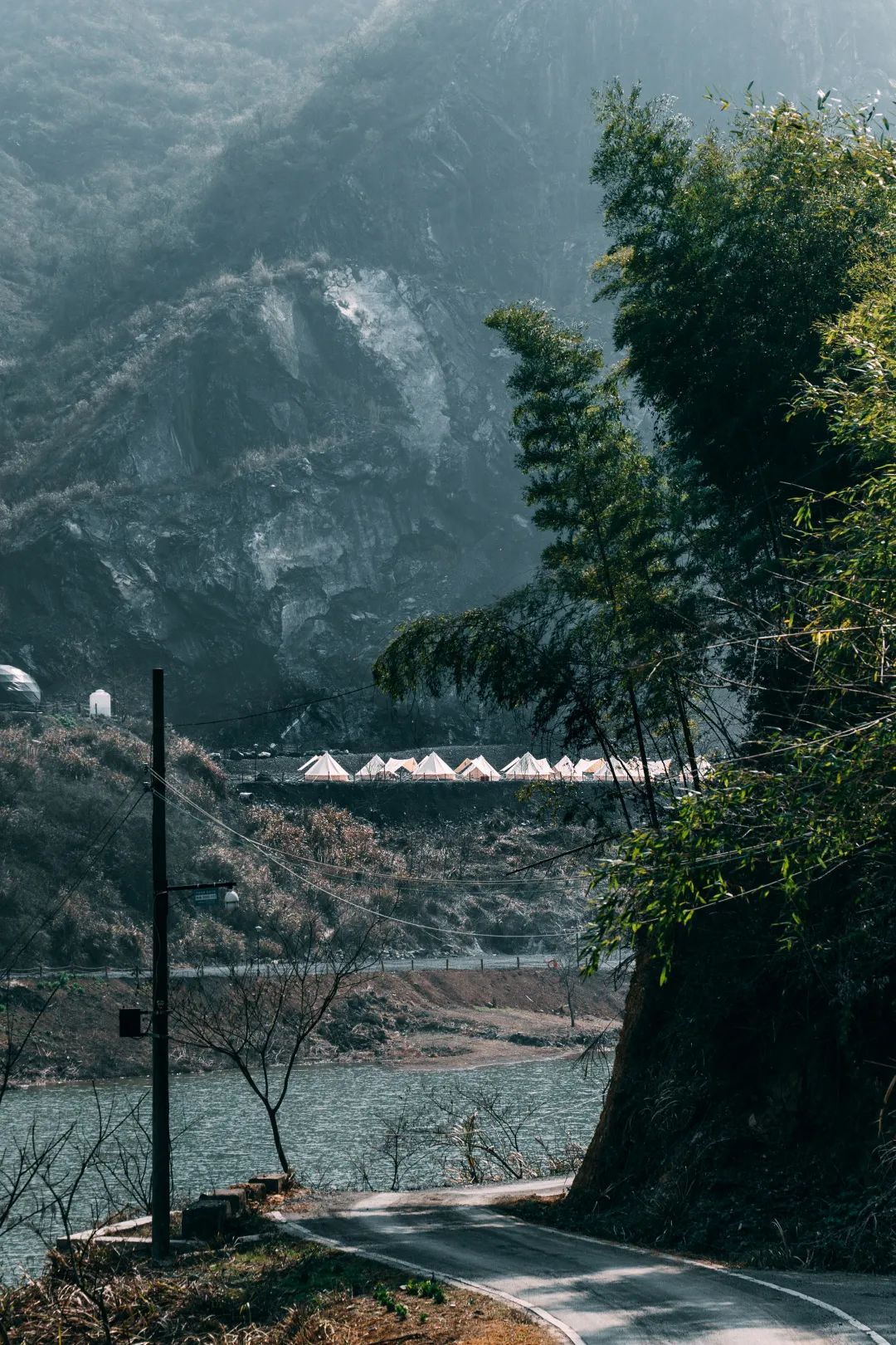 全羊宴烤乳猪、神秘矿坑、湿身派对…有趣不扎堆,假期支棱起来吧