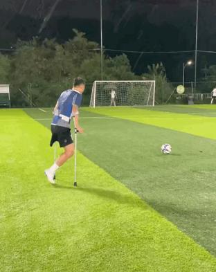 我,从小热爱足球,12岁被球探选中,意外失去左腿,现在单腿踢球