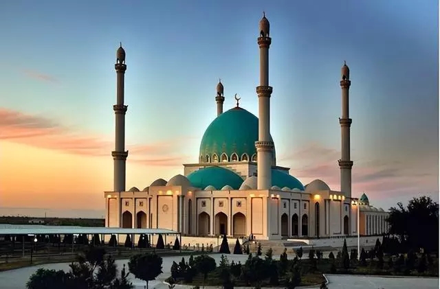 亚洲唯一中立国，水电免费汽油仅一毛，这个国家为何能闷声发大财