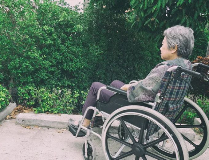 老年人专用轮椅怎么挑选,如何给老人挑选手动轮椅