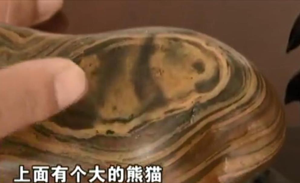 男子在河里捡到天价石头,男子散步捡到一石头价值2100万