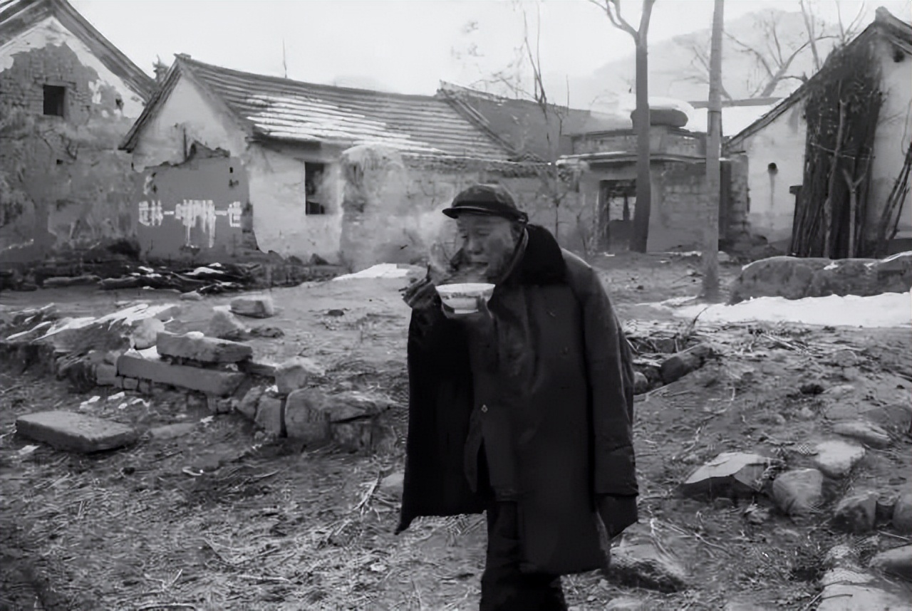 一老人在粮库放老鼠夹时捡到个金牌，儿媳妇:别声张，拿去打耳环