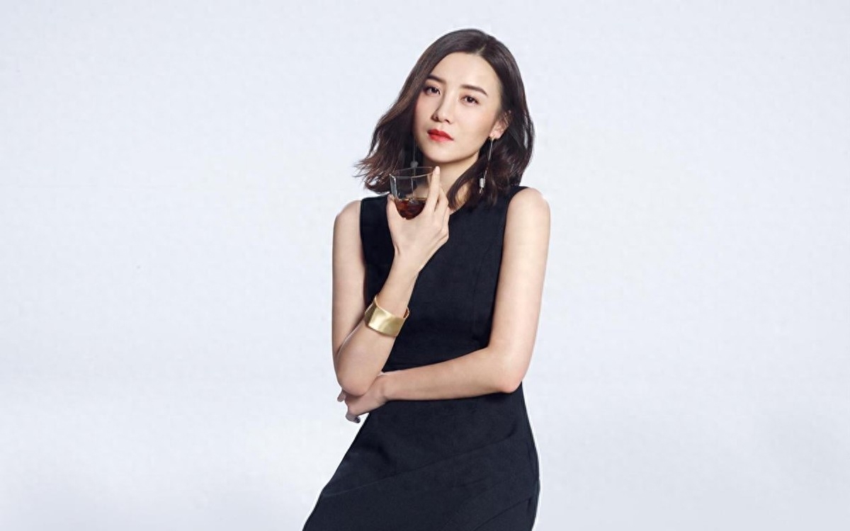 小宋佳：靠“吊带”上位，与已婚名导同居，42岁的她活的又酷又飒