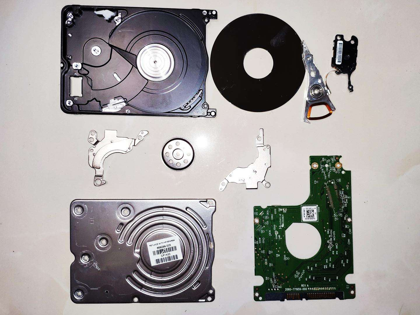 电脑中的硬盘长什么样子,电脑硬盘长什么样子