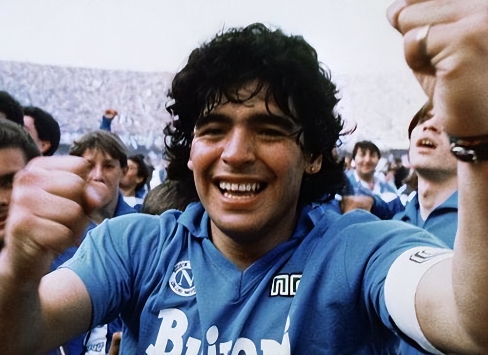 邓公一生钟爱足球，晚年邀球王访华遭拒绝，扬言：不给三个亿不去