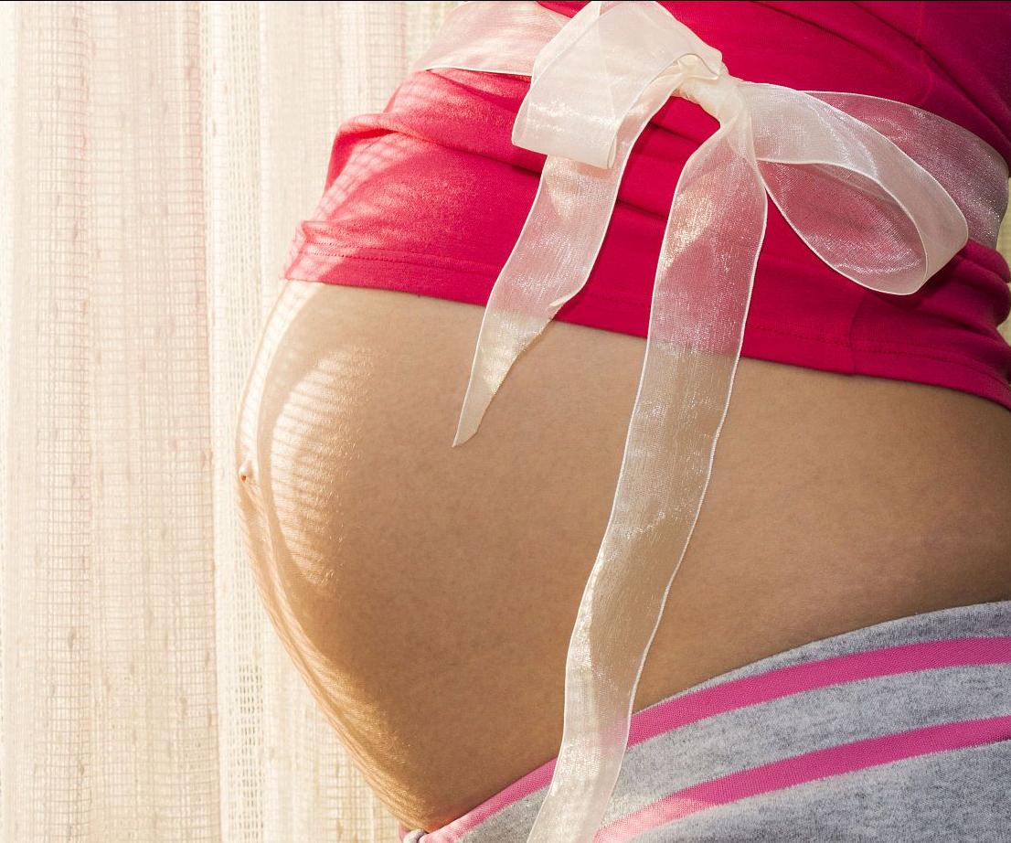 女生肚脐眼下为什么有条黑线,女人肚脐眼下有一条黑线