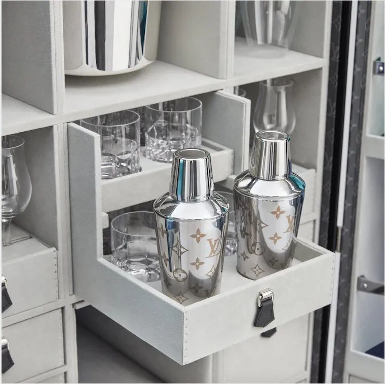 顶流卖丑大翻车！11万的透视裤、露奶衫，25万的飞机包，狗都不买