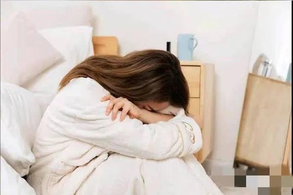 女性腹痛诊断,女子腹痛难忍检查出结石