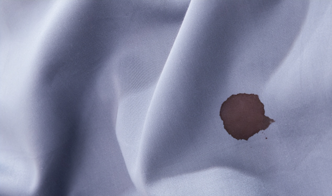 大姨妈流在床单上的血渍怎么去除,陈年血渍在床单上怎么去除