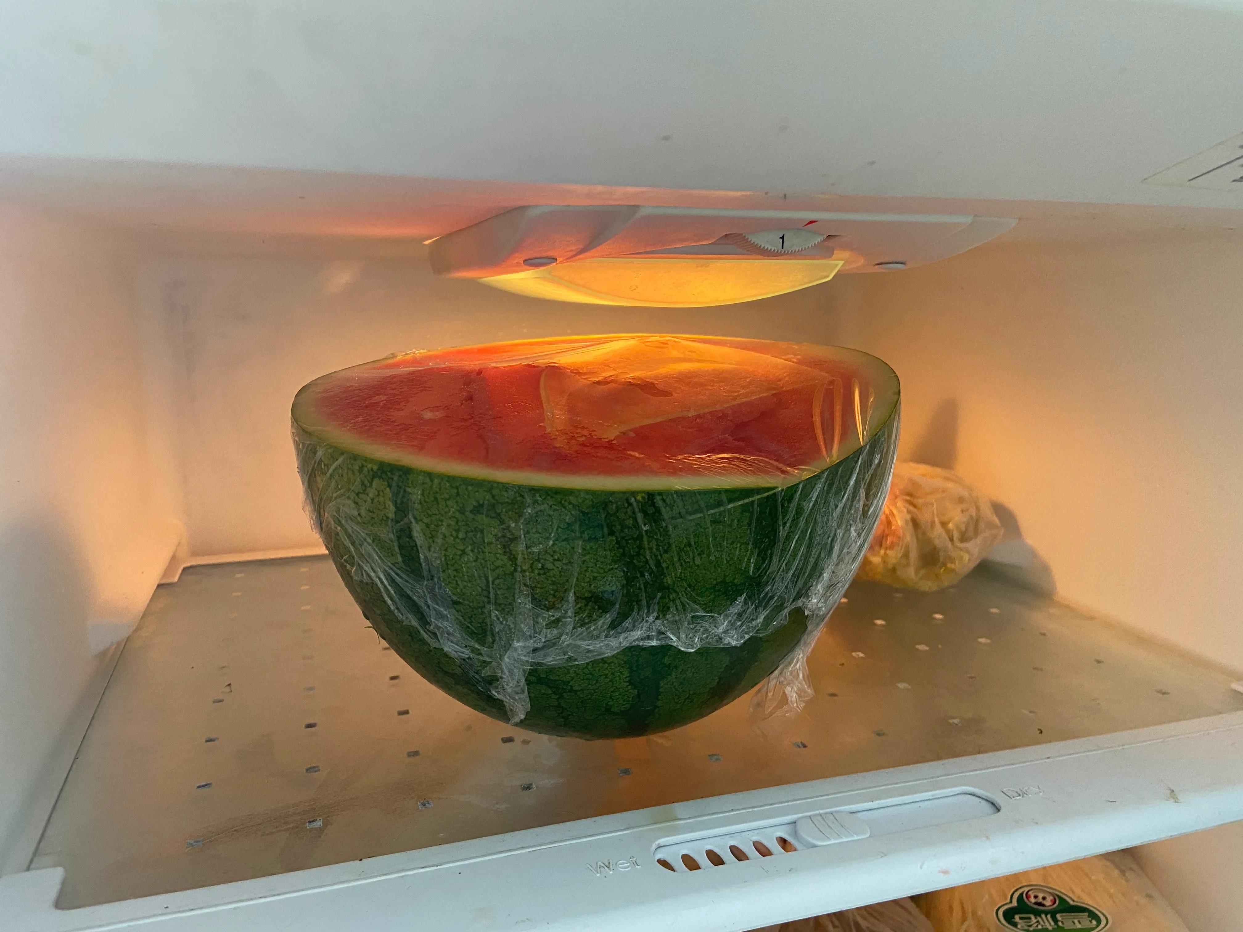 吃不完的西瓜怎样存放保持新鲜度,夏天吃不完的西瓜怎么处理