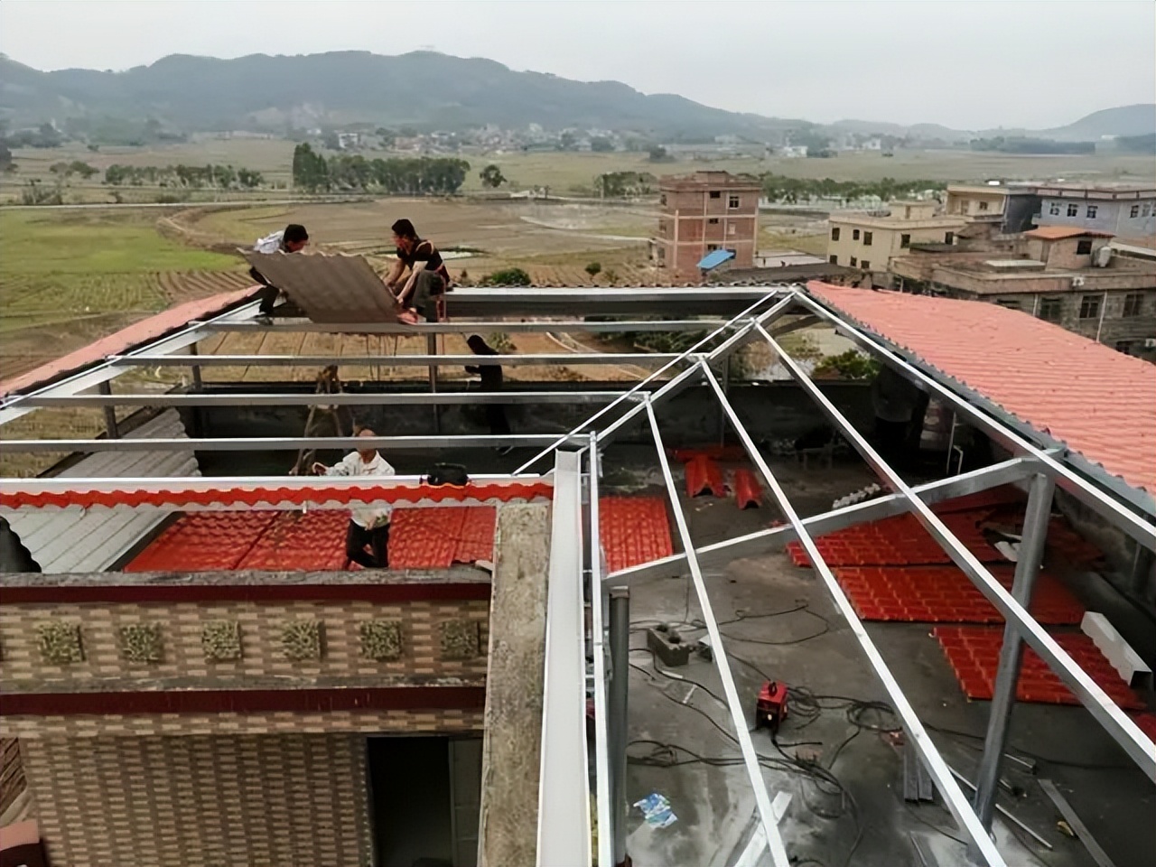 自建房房顶琉璃瓦利弊,树脂瓦红顶白底好用