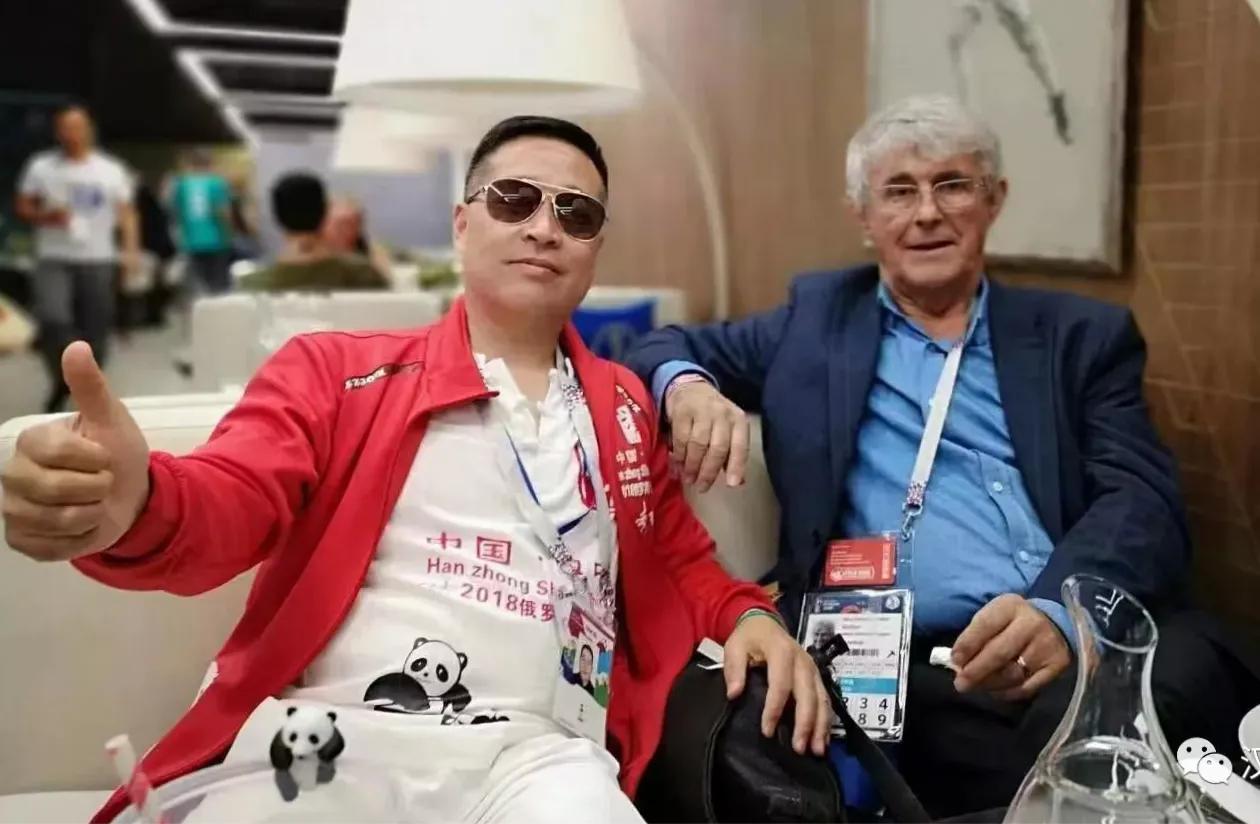 球迷王子李强先生在卡塔尔世界杯足球赛场传播汉文化展示新形象