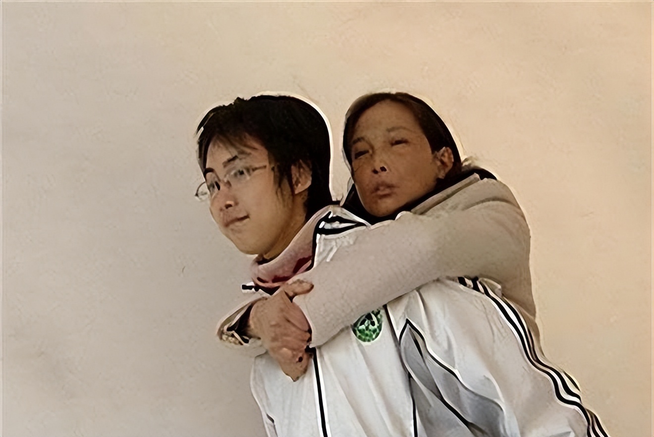 浙江小伙背着母亲上学，成全国道德模范，为何却变性参加选美大赛