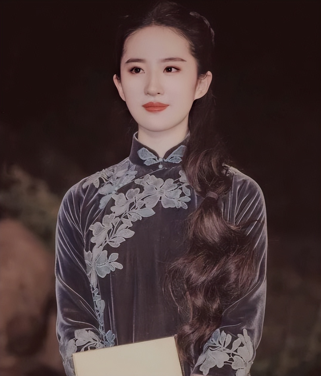 刘嘉玲关晓彤同框,穿旗袍大秀窈窕好身材