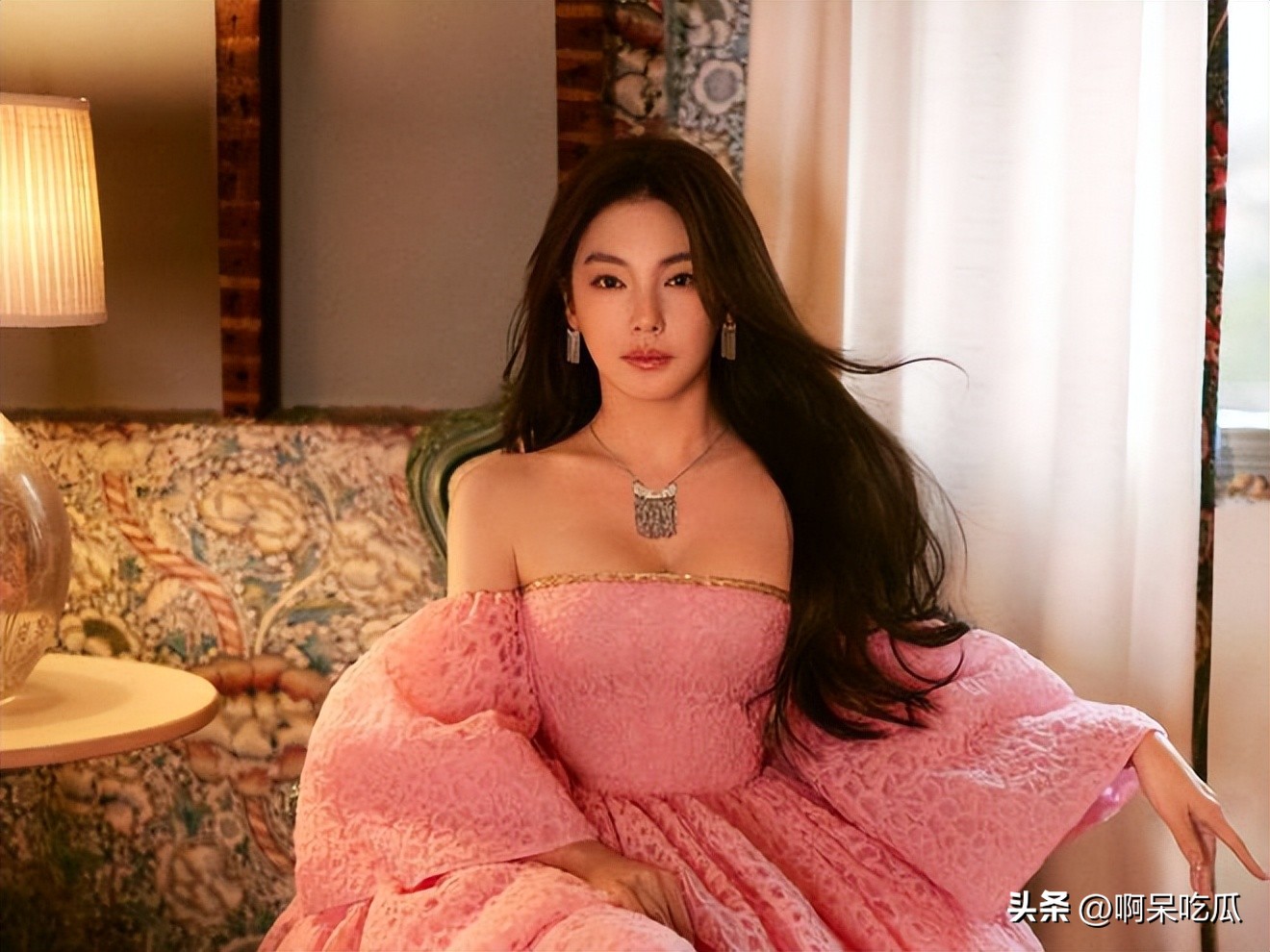 美女假装成一个假人蜡像,整容脸女星有多尴尬