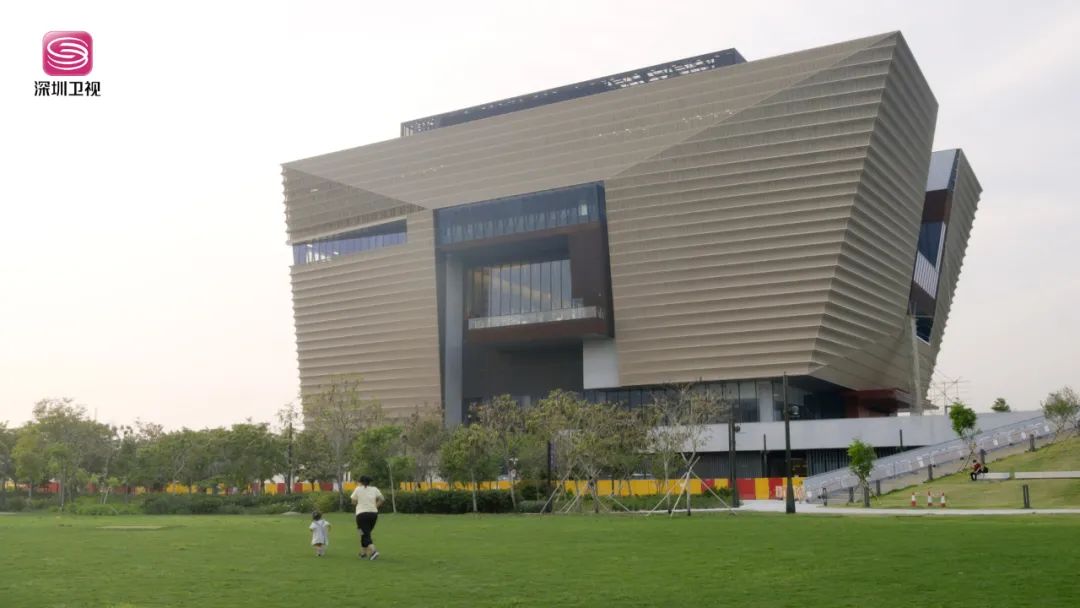 “兰桂坊之父”不喝酒，赛马会CEO属马……今晚21:25《香港，我们的故事》感受东方之珠的魅力