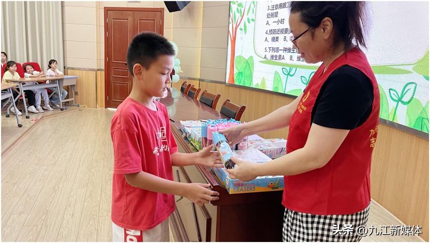 关注普遍的眼健康促进儿童视力保护九江市濂溪区人民医院开展全国“爱眼日”健康科普进校园系列活动