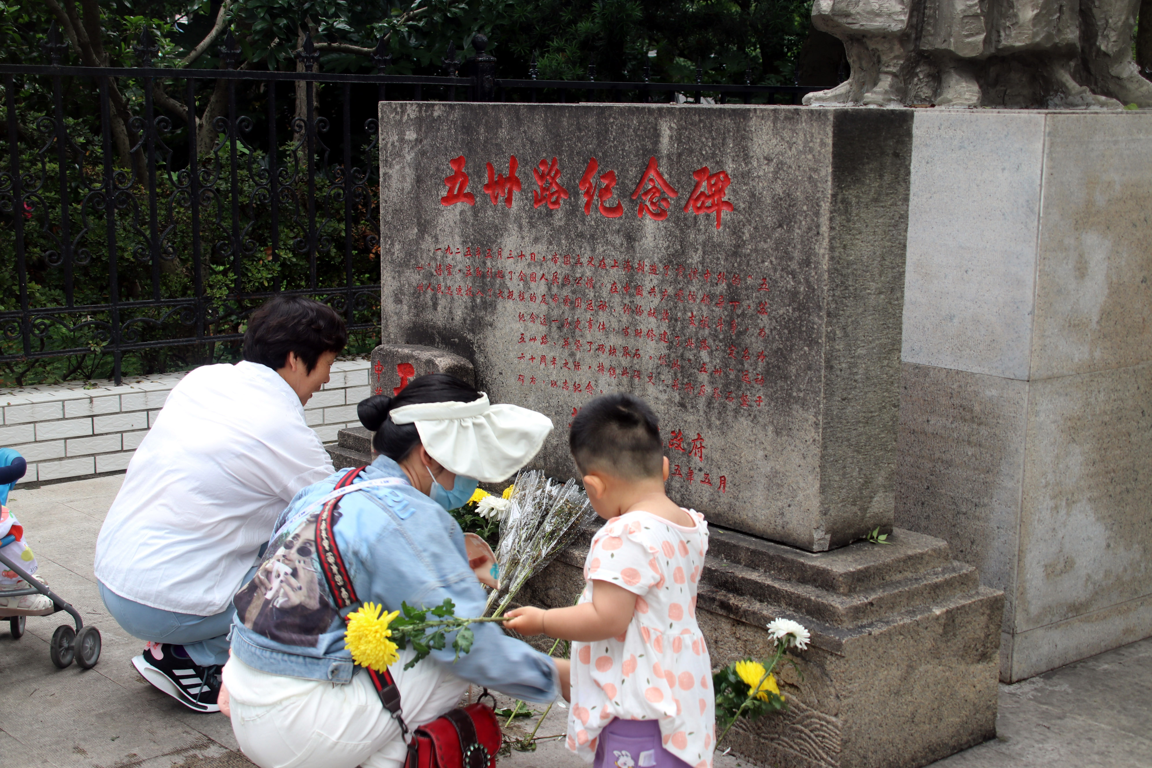 苏州市民向英雄献花圈,追寻红色记忆缅怀革命先烈