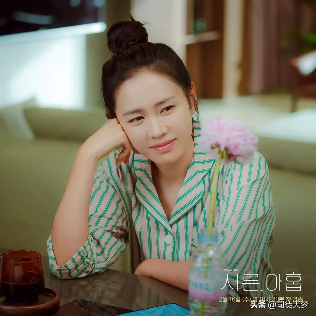 41岁女神“嫁给初恋”，比老公颜值更高的是她的衣品照着穿美绝了